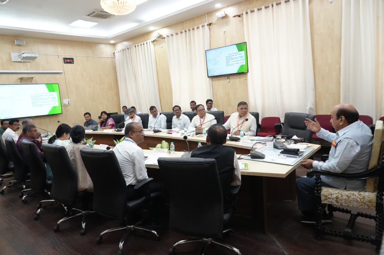 Governor Reviews Activities of Munger University